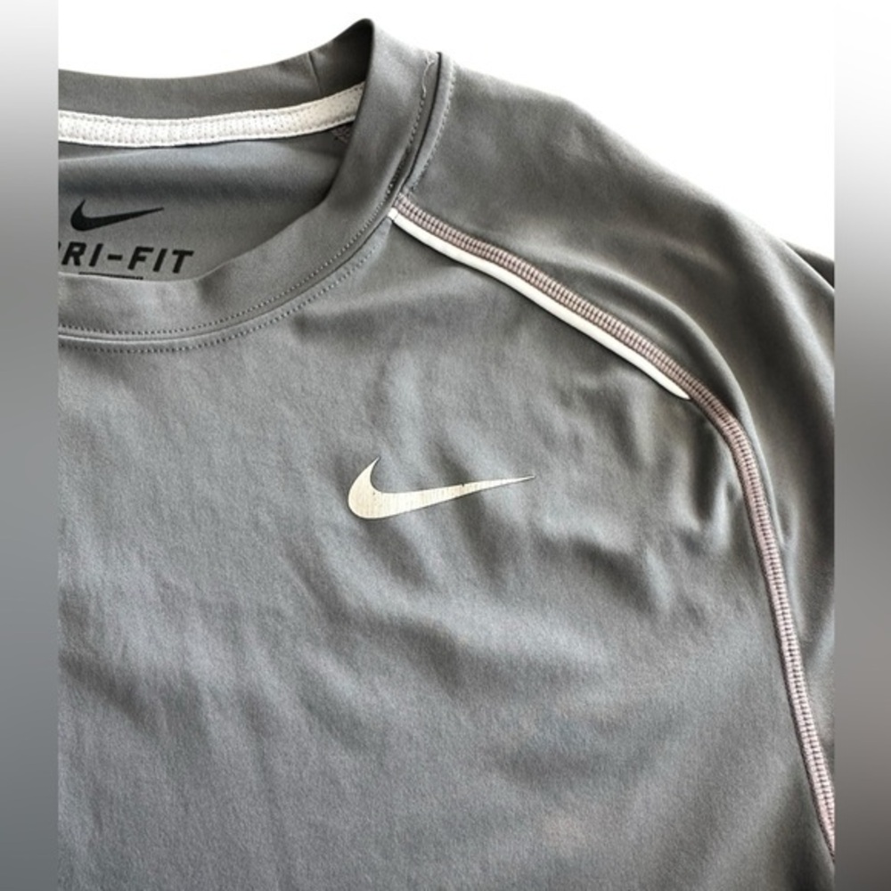 Nike Dri-Fit Long Sleeve Performance Shirt - Mens Size Medium - Gray White